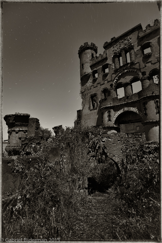 Bannerman SE entrance ~ Nikon D800 & 16-35 lens ~ 8 minutes at f/5.6 ~ ISO 100